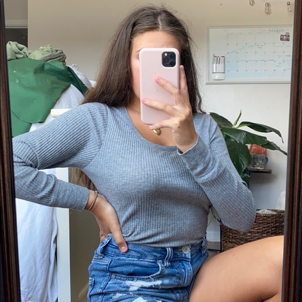 Gray fitted long sleeve tee